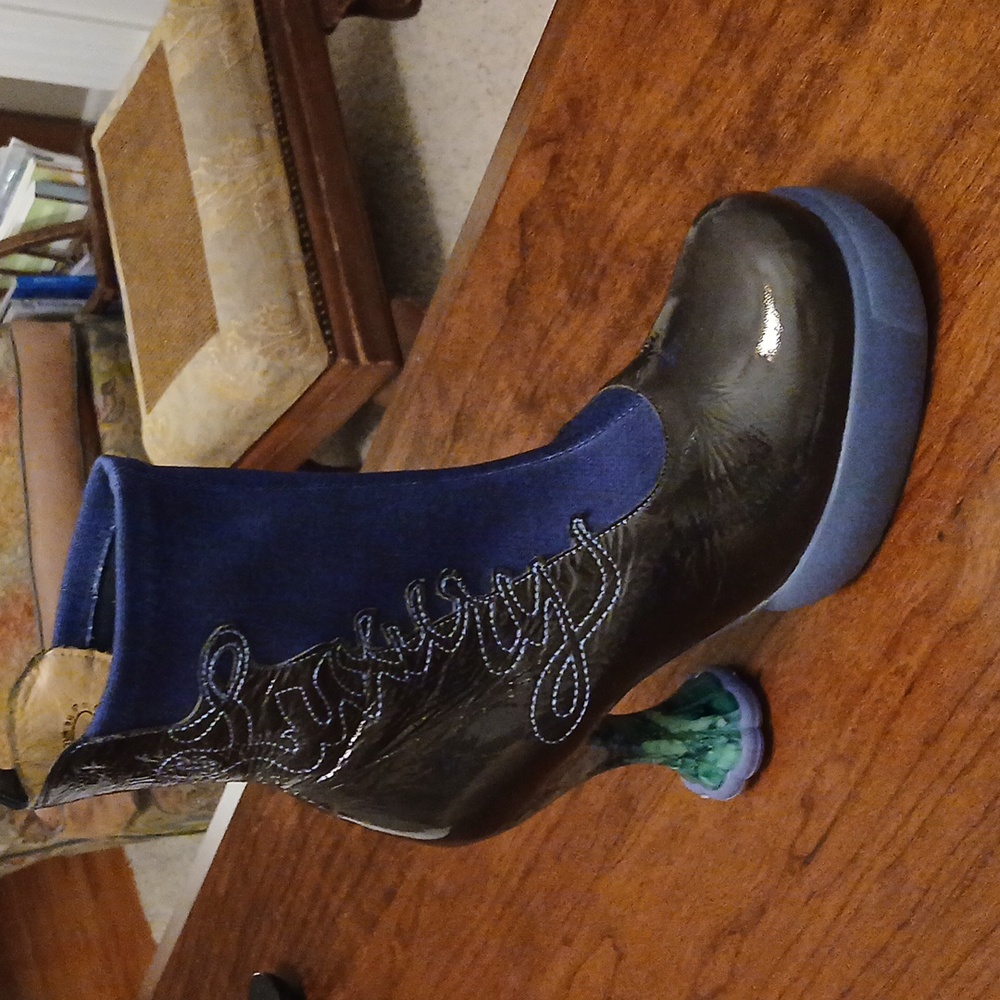 John Fluevog, Style: Lena Parfait, Colour: Spearmint, Size: 8